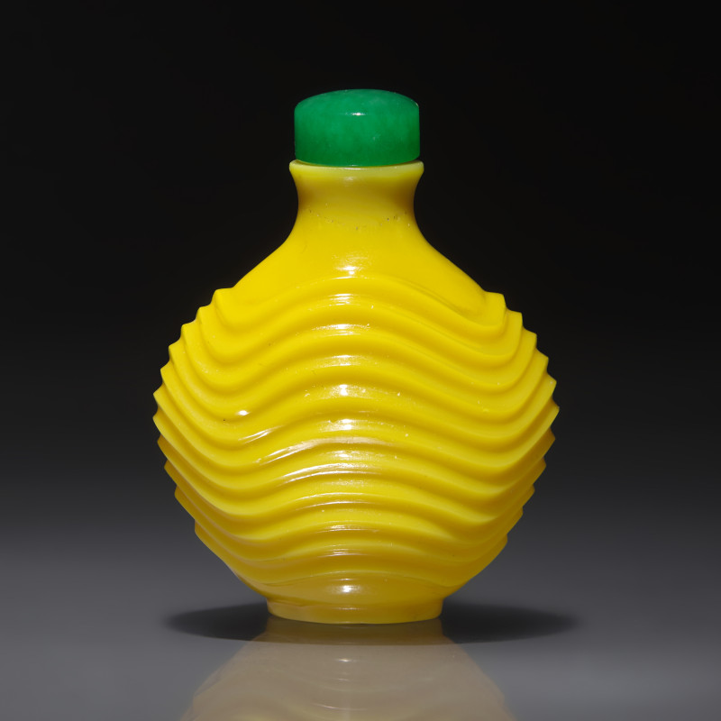 1723-1795年 御製鷄油黃料雕波紋鼻煙壺 | An Imperial Chinese Carved Yellow Glass Snuff Bottle, Qing Dynasty, Circa 1723-1795 - 图1