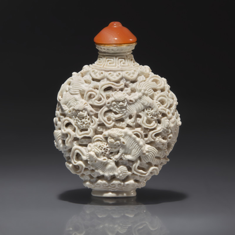 清嘉慶 白釉模印鏤雕獅戲繡球圖鼻煙壺 | A Chinese Molded White-Glazed Porcelain "Buddhist Lions" Snuff Bottle, Qing Dynasty, Jiaqing Mark and of the Period