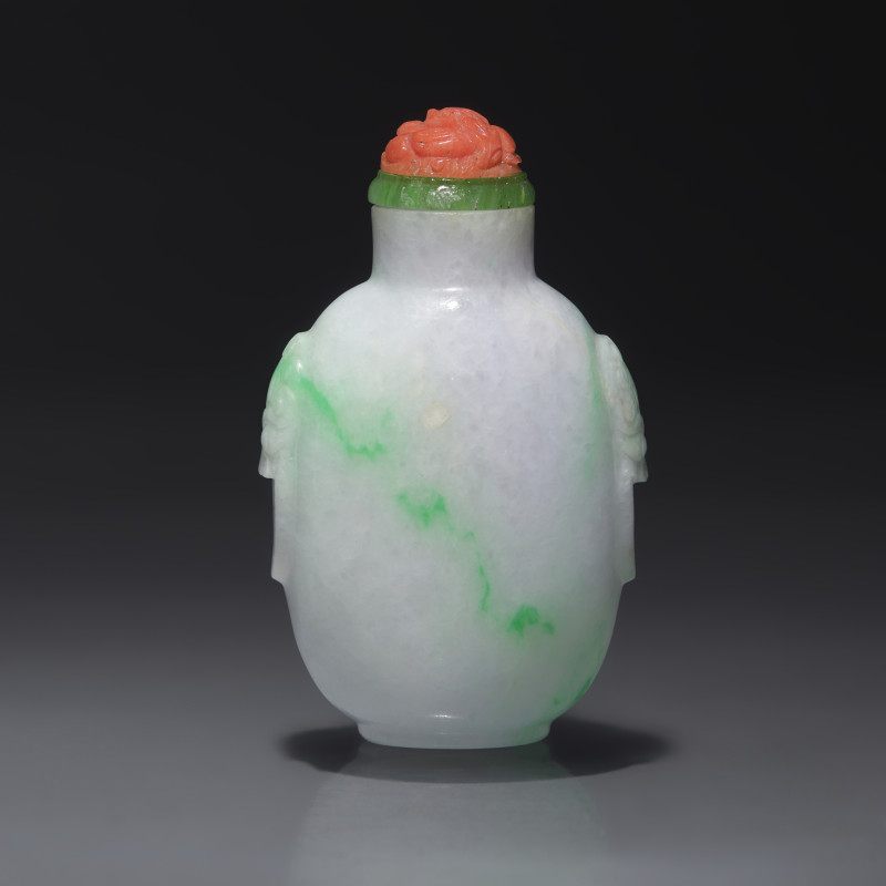 清晚期 翡翠鋪首啣環耳鼻煙壺 | A Chinese Carved Jadeite Snuff Bottle, Qing Dynasty, 19th/Early 20th Century - 图1