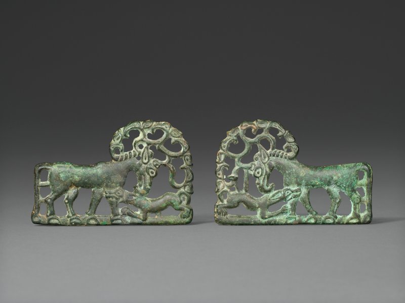 中國北方 公元前三至二世紀 青銅咬鬥紋飾牌一對  NORTHERN CHINA, 3RD-2ND CENTURY BC - 图3