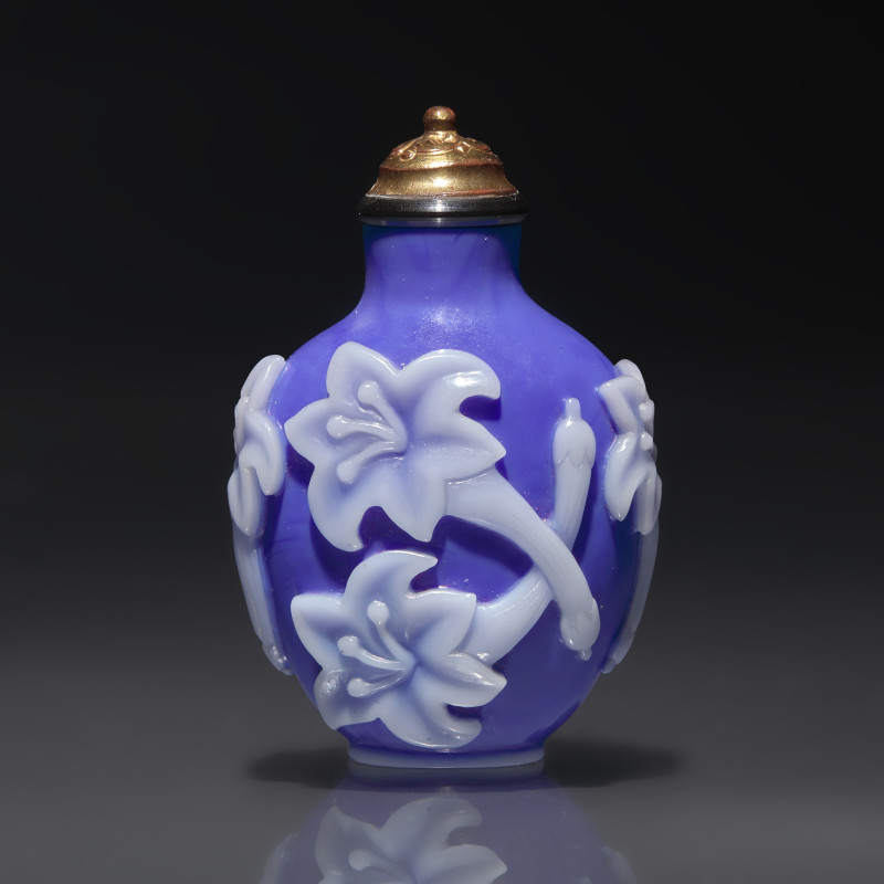 清中期 寶石藍地套白料萱花紋鼻煙壺 | A Chinese White Overlaid Blue Glass Snuff Bottle, Qing Dynasty, 18th Century - 图1