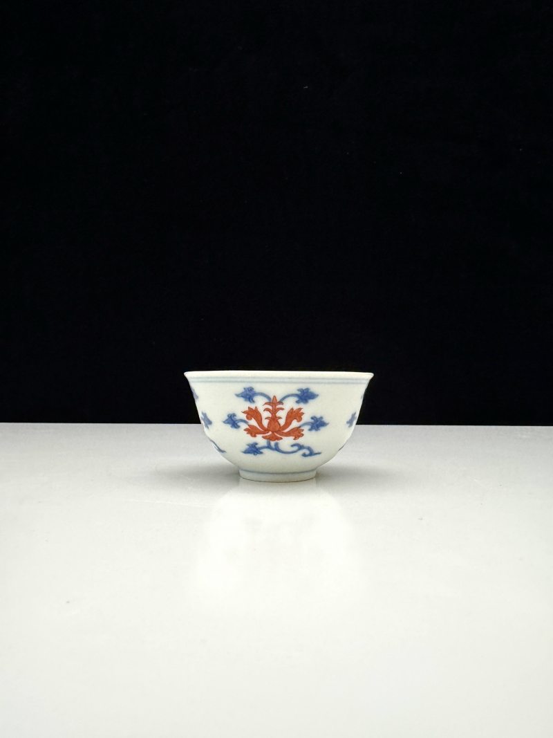 清道光 仿成化青花矾红折枝莲纹杯 - 图3