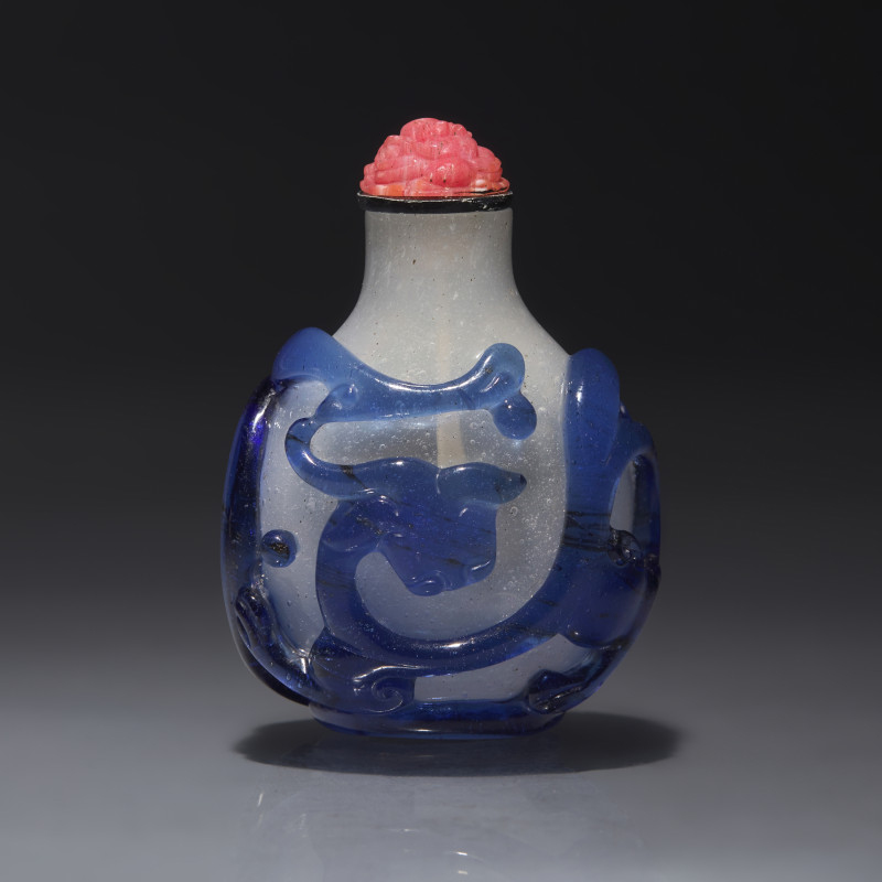 1780-1830年 御製雪霏地套藍料龍紋鼻煙壺 | A Chinese Blue Overlay Glass Snuff Bottle, Qing Dynasty, Circa 1780-1830 - 图2