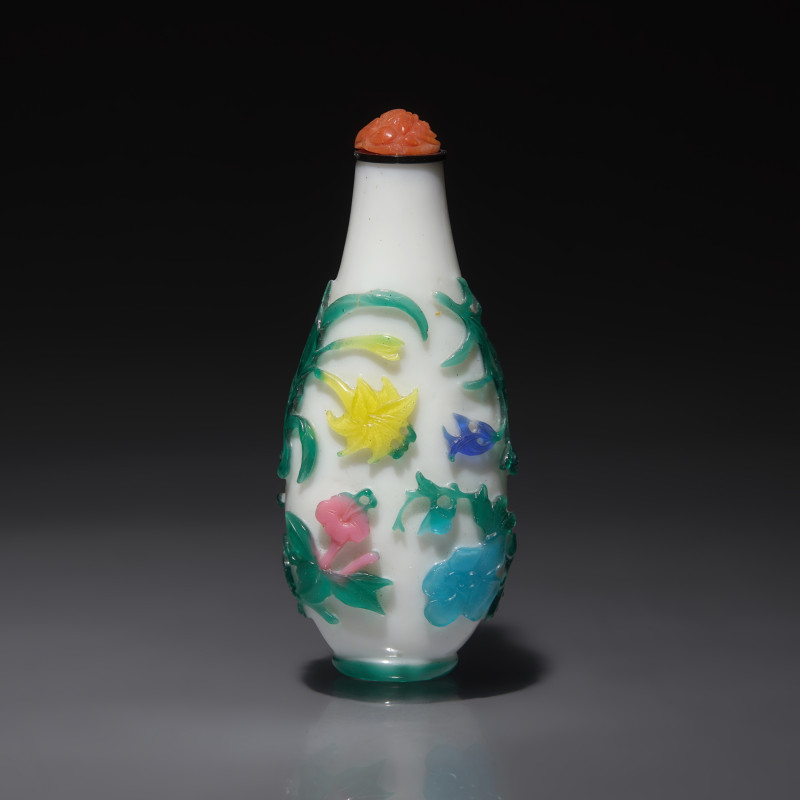 1800-1850年 涅白地套六色料花卉紋鼻煙壺 | A Chinese Six-Color Overlay Glass Snuff Bottle, Qing Dynasty, Circa 1800-1850 - 图2