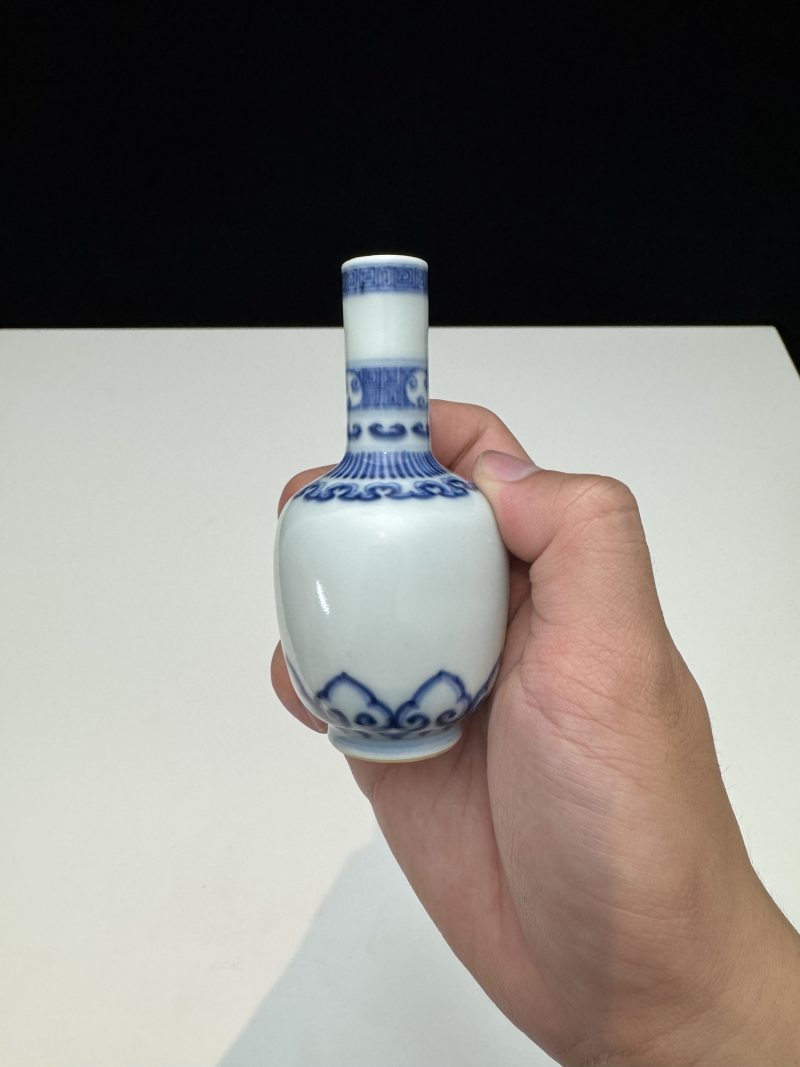 清雍正 青花如意莲瓣纹直颈小瓶 - 图9