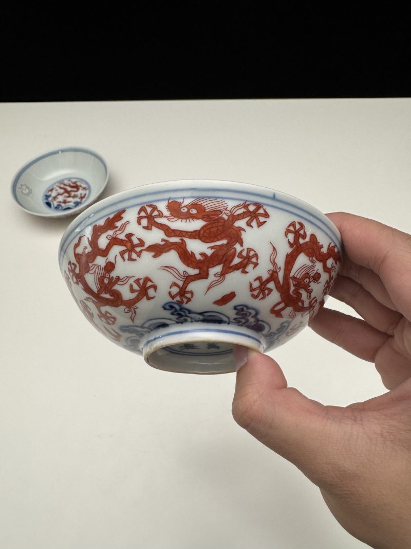 明万历 青花矾红彩海水云龙纹浅碗一对 - 图5