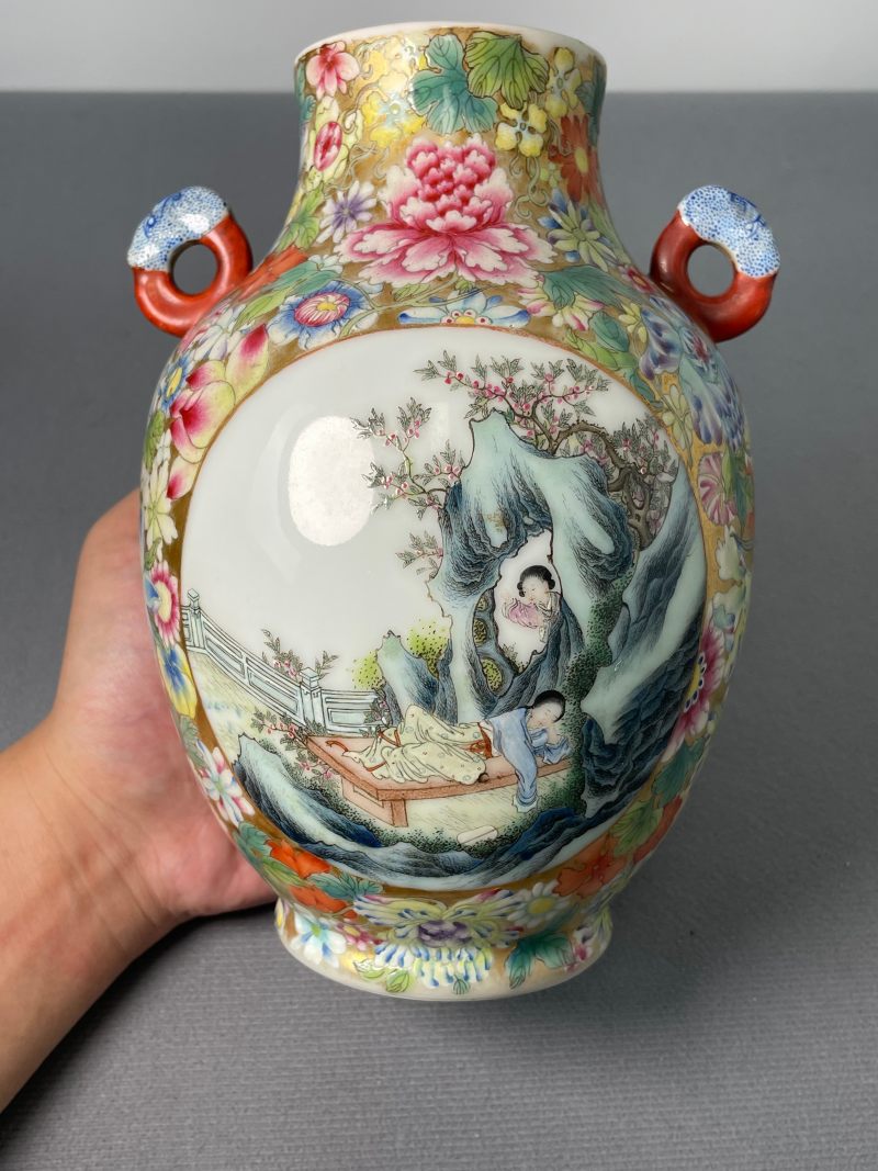 民国 粉彩描金百花不露地开光二乔图双耳瓶 - 图3