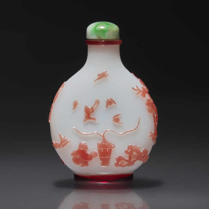 清晚期 揚州作涅白地套紅料烹茶圖鼻煙壺 | A Chinese Overlay Glass Snuff Bottle, Yangzhou School, Qing Dynasty, Late 19th Century - 图1