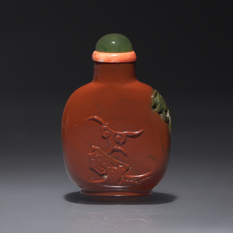 清中期 羊肝瑪瑙雕獅子圖鼻煙壺 | A Chinese Carved Jasper Snuff Bottle, Qing Dynasty, 19th Century - 图2