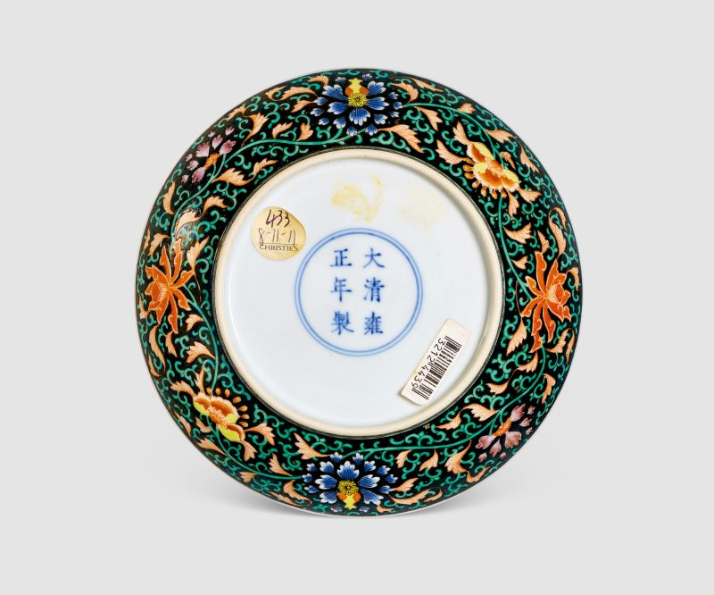 清雍正 墨地粉彩缠枝花卉盘