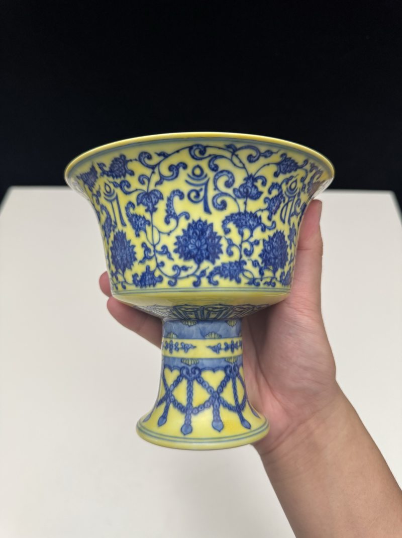 清乾隆 黄地青花缠枝莲梵文高足杯 - 图5