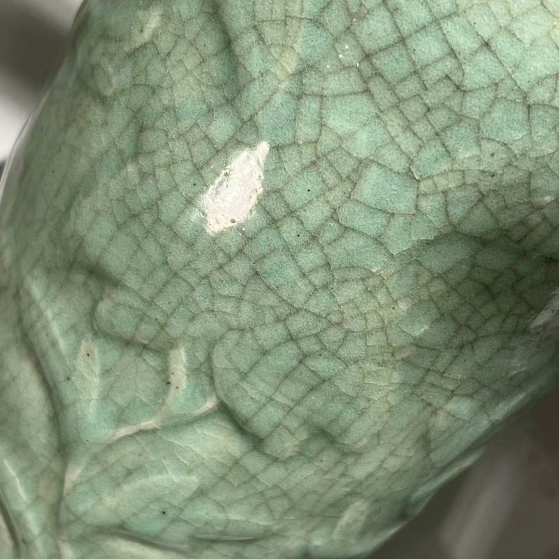 明代 龙泉窑青釉浮雕折枝花卉纹筒瓶 - 图7