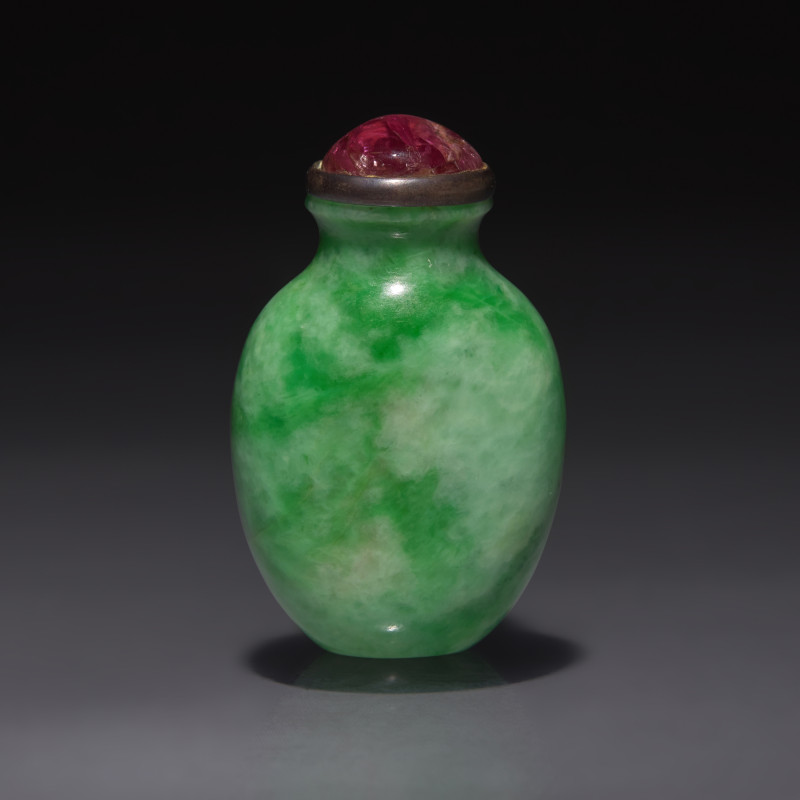 清晚期 翡翠小鼻煙壺 | A Small Chinese Jadeite Snuff Bottle, Qing Dynasty, 19th Century - 图1