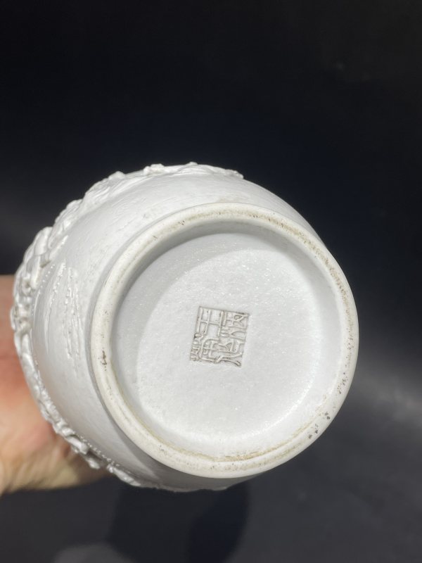 解放后 素胎堆塑人物纹棒槌瓶 - 图9