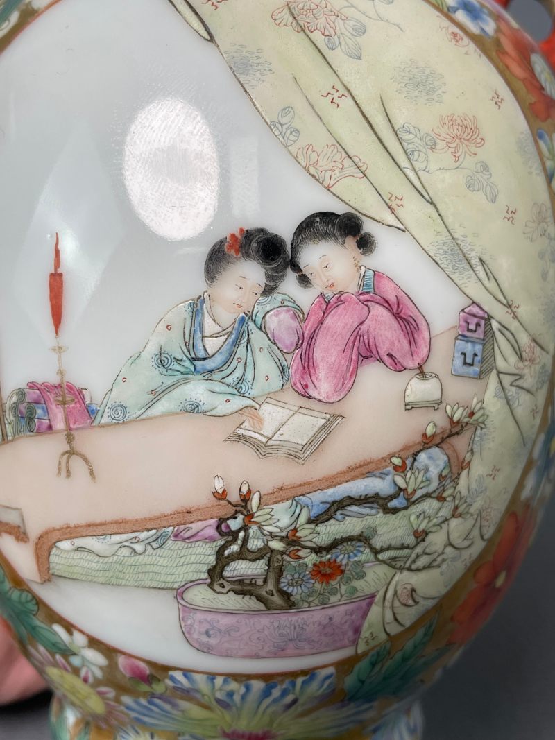 民国 粉彩描金百花不露地开光二乔图双耳瓶 - 图18