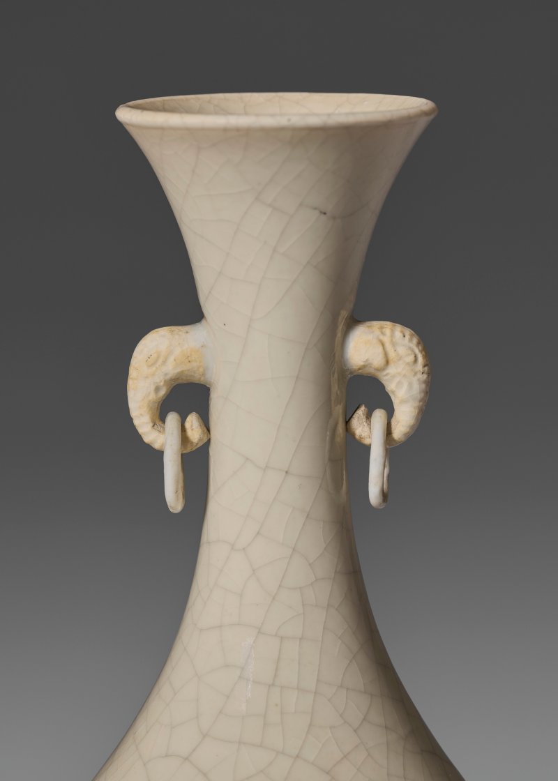 中國 十七/十八世紀 漿胎白釉象首雙耳啣環瓶  CHINA, 17TH-18TH CENTURY - 图4