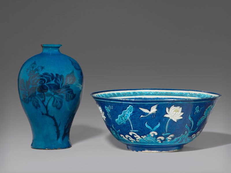 中國 明 琺華一路連科盌及孔雀綠地藍花梅瓶  CHINA, MING DYNASTY (1368-1644) - 图1