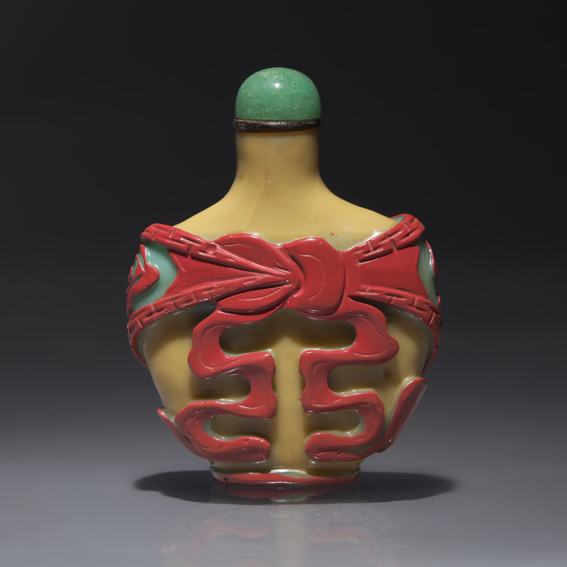1800-1880年 褐地套紅綠料螭龍紋鼻煙壺 | A Chinese Carved Double Overlay Glass Snuff Bottle, Qing Dynasty, Circa 1800-1880 - 图2