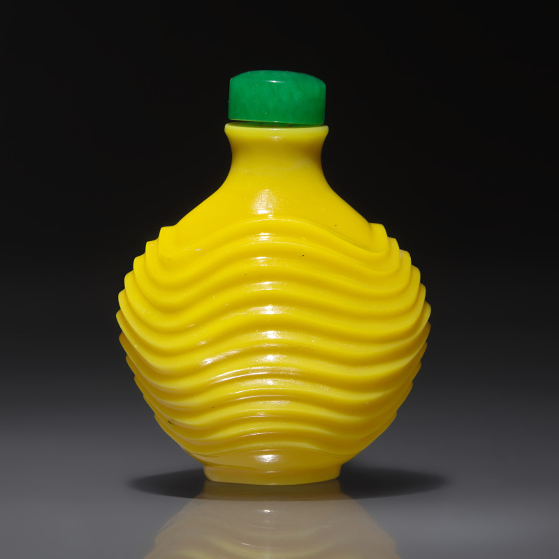 1723-1795年 御製鷄油黃料雕波紋鼻煙壺 | An Imperial Chinese Carved Yellow Glass Snuff Bottle, Qing Dynasty, Circa 1723-1795 - 图2