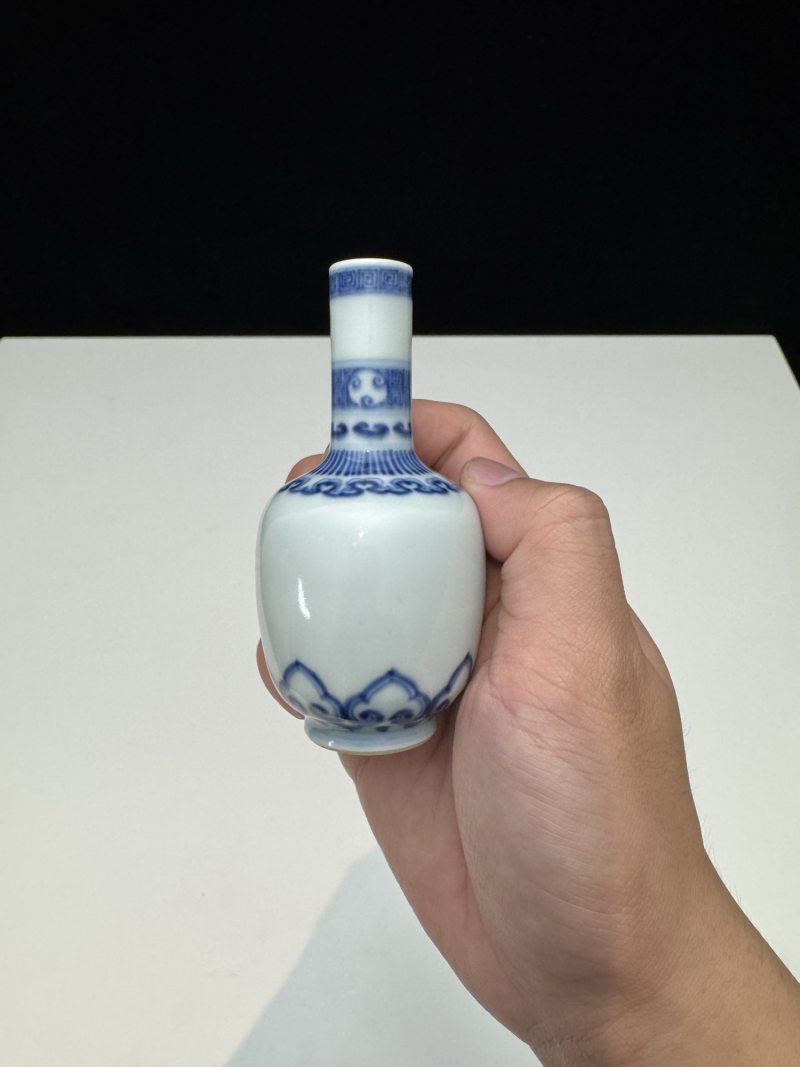 清雍正 青花如意莲瓣纹直颈小瓶 - 图10