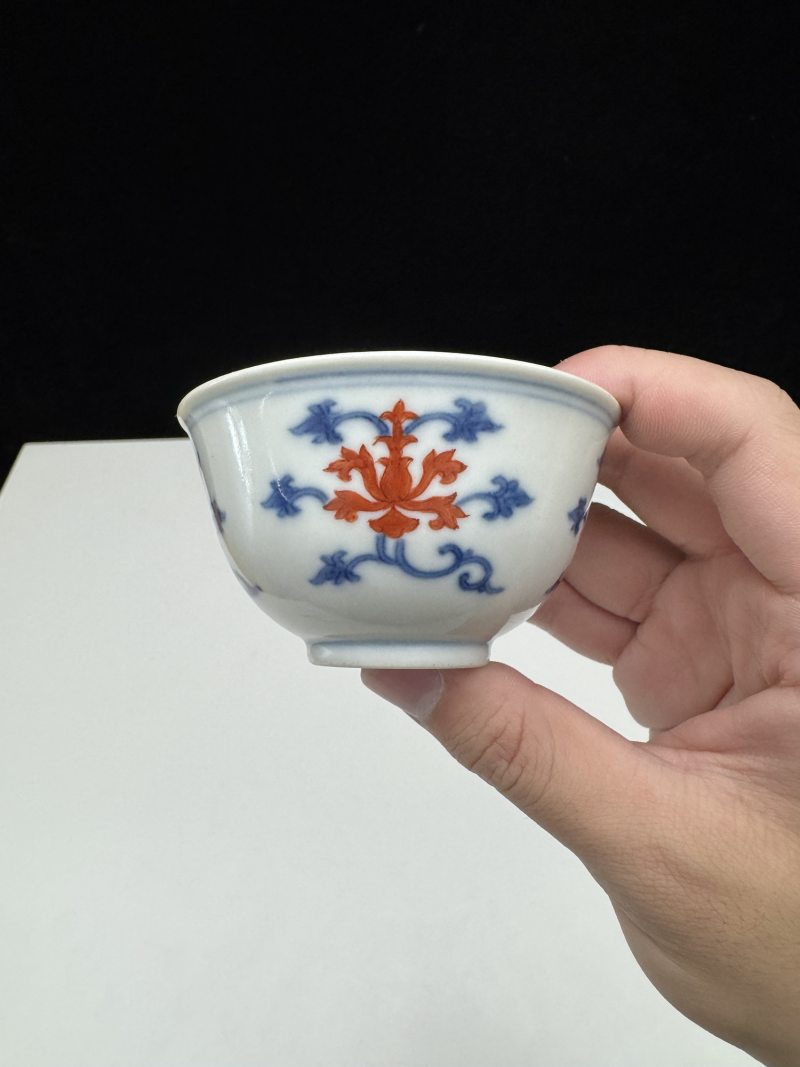 清道光 仿成化青花矾红折枝莲纹杯 - 图4