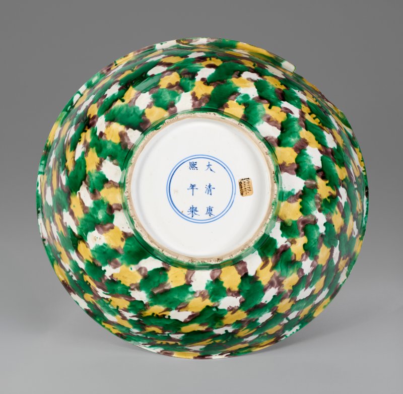 中國 清康熙 素三彩大盌 雙圈六字楷書款  CHINA, KANGXI SIX-CHARACTER MARK IN UNDERGLAZE BLUE WITHIN A DOUBLE CIRCLE AND OF THE PERIOD (1662-1722) - 图3