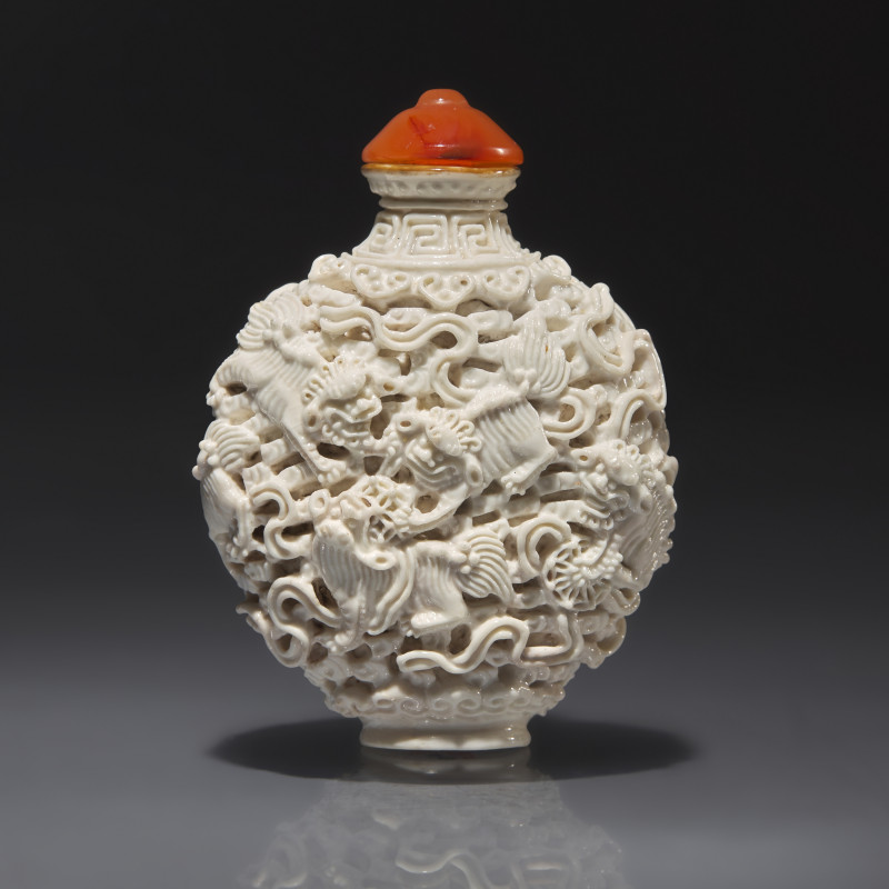 清嘉慶 白釉模印鏤雕獅戲繡球圖鼻煙壺 | A Chinese Molded White-Glazed Porcelain "Buddhist Lions" Snuff Bottle, Qing Dynasty, Jiaqing Mark and of the Period - 图2