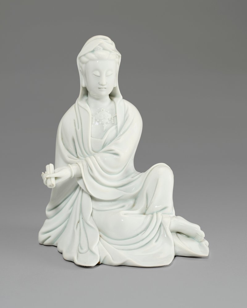 中國 晚清 德化白釉持軸觀音  CHINA, LATE QING DYNASTY - 图1