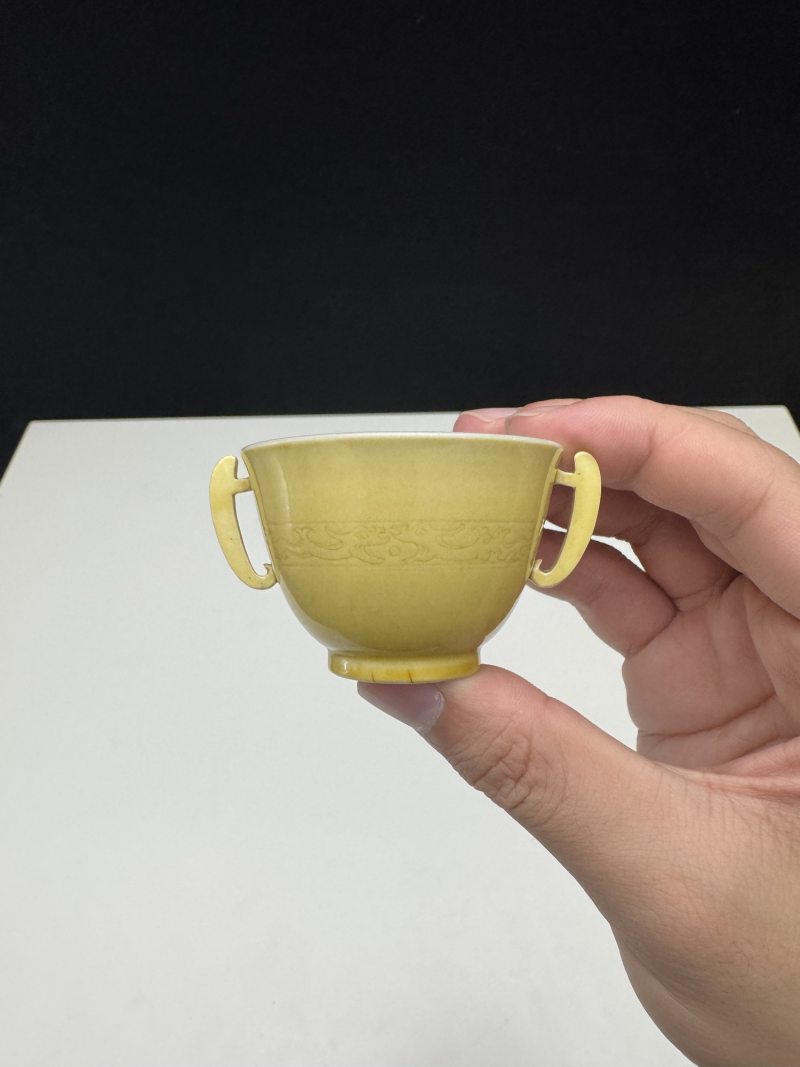 清康熙 鸡油黄釉暗刻夔龙纹双耳杯 - 图4