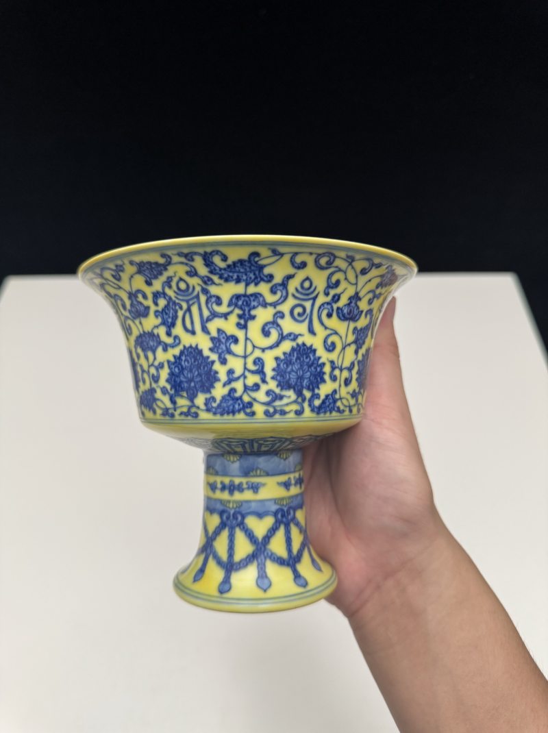 清乾隆 黄地青花缠枝莲梵文高足杯 - 图6
