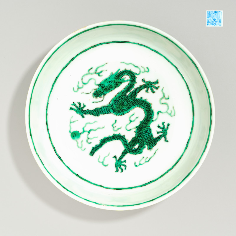 清道光 白釉暗刻海水绿龙纹盘 - 图1