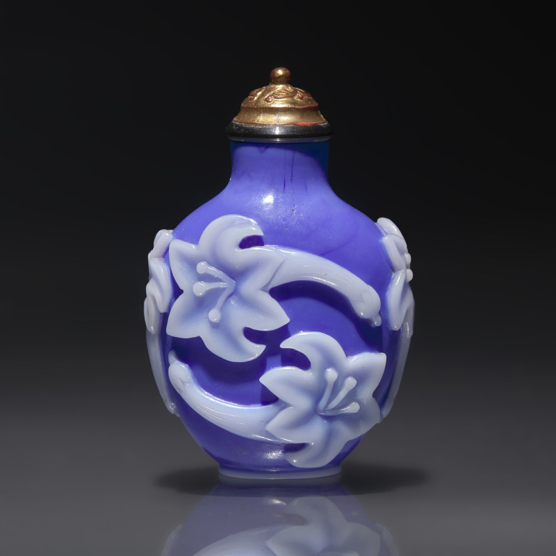清中期 寶石藍地套白料萱花紋鼻煙壺 | A Chinese White Overlaid Blue Glass Snuff Bottle, Qing Dynasty, 18th Century - 图2