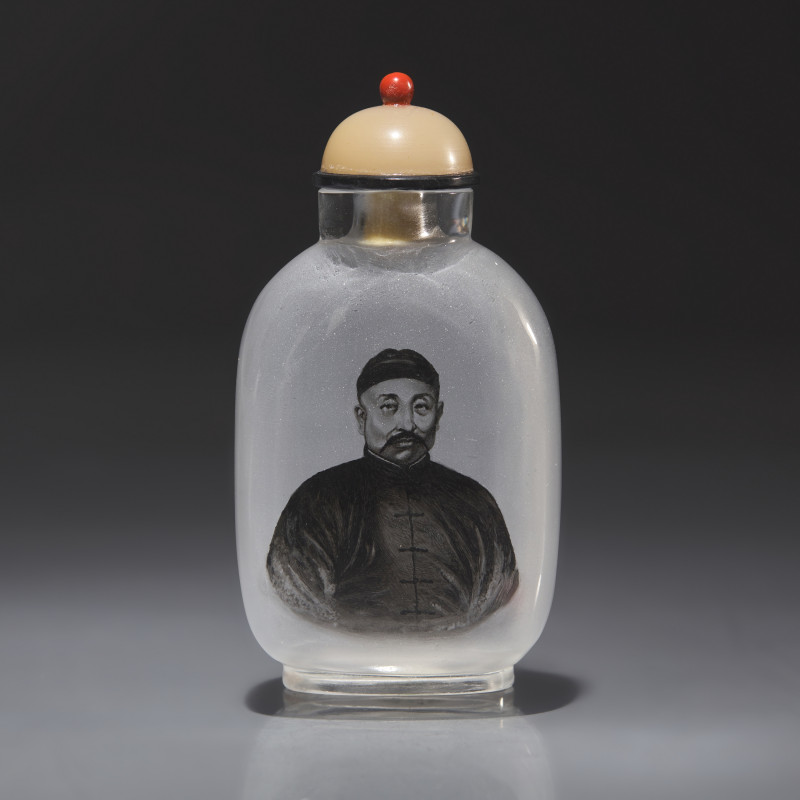 2002年 劉守本作玻璃內畫袁世凱像鼻煙壺 | A Chinese Interior Painted Glass "Yuan Shikai" Snuff Bottle, Liu Shouben, 2002 - 图1