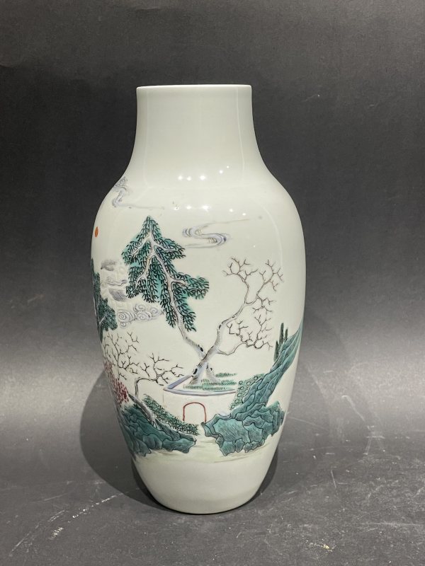 粉彩山水纹瓶 - 图3