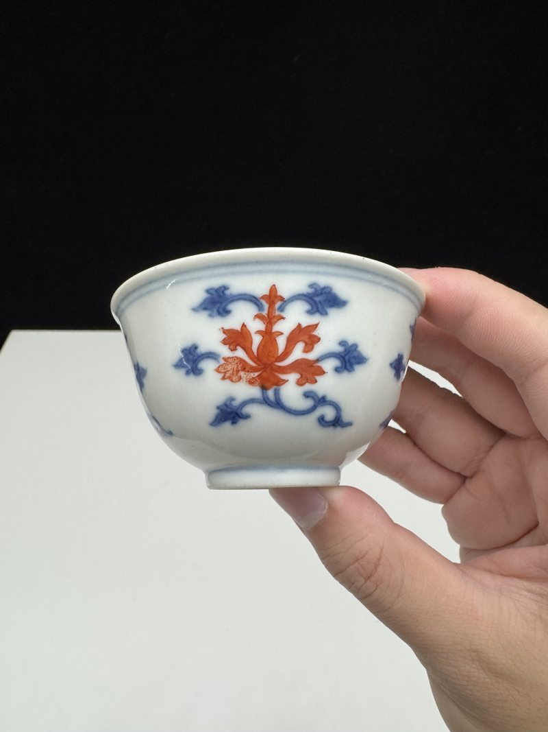 清道光 仿成化青花矾红折枝莲纹杯 - 图5