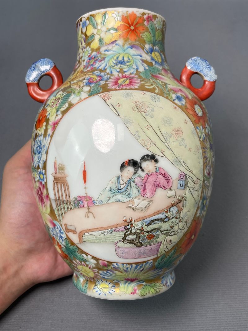 民国 粉彩描金百花不露地开光二乔图双耳瓶 - 图5