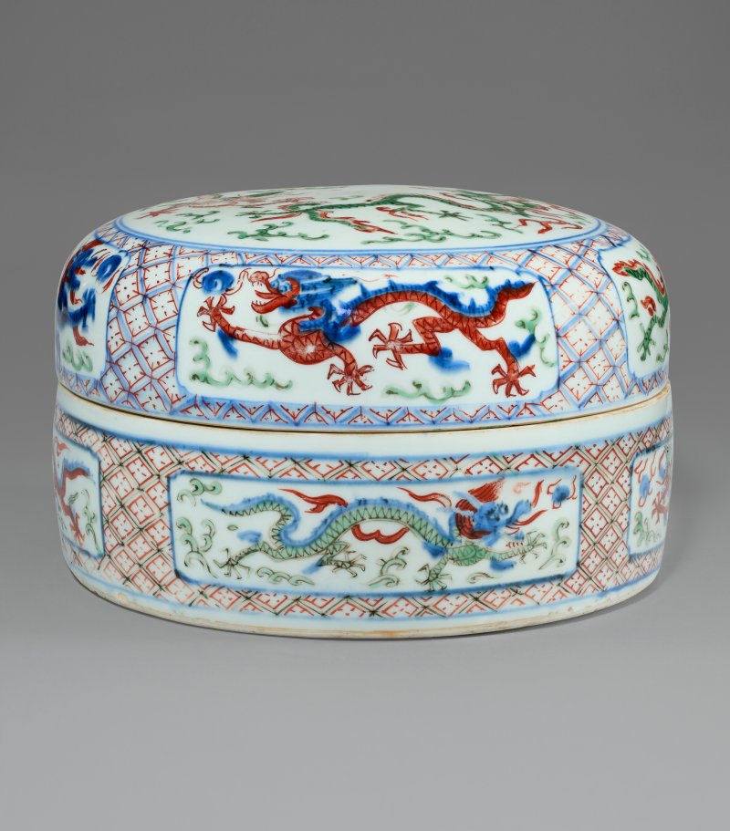 中國 明萬曆 五彩龍紋蓋盒 雙圈六字楷書款  CHINA, WANLI SIX-CHARACTER MARK IN UNDERGLAZE BLUE WITHIN A DOUBLE CIRCLE AND OF THE PERIOD (1573-1619) - 图1