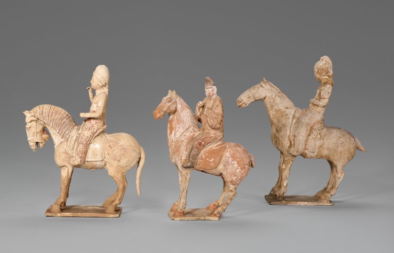 中國 唐 彩繪騎馬俑三件  CHINA, TANG DYNASTY (AD 618-907)