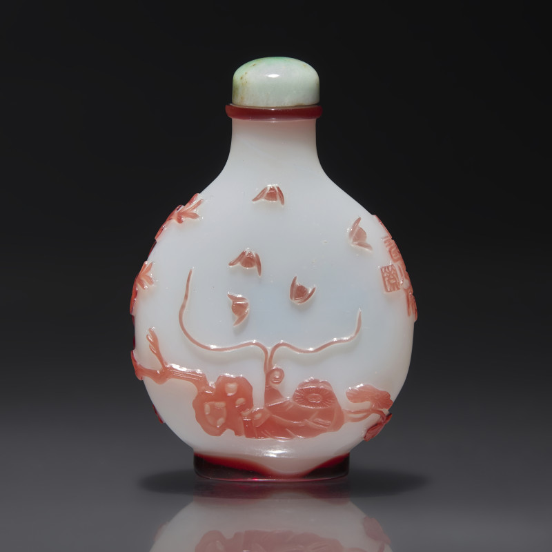 清晚期 揚州作涅白地套紅料烹茶圖鼻煙壺 | A Chinese Overlay Glass Snuff Bottle, Yangzhou School, Qing Dynasty, Late 19th Century - 图2