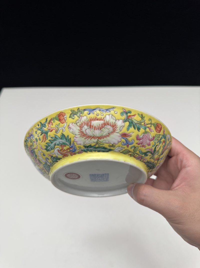 清道光 御窑黄地洋彩缠枝花卉五福纹盘 - 图5