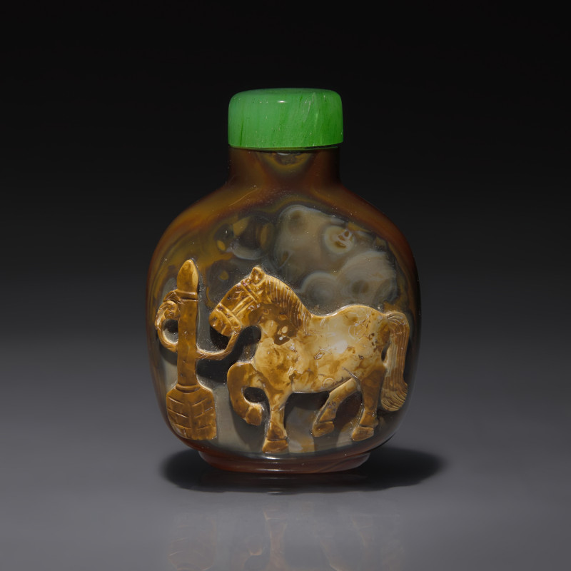 清晚期 瑪瑙巧雕駿馬圖鼻煙壺 | A Chinese Carved Agate "Tethered Horse" Snuff Bottle, Late Qing Dynasty - 图1