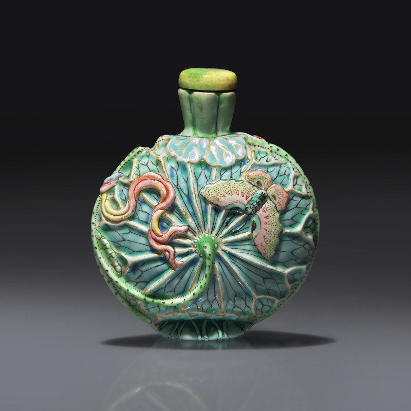 1780-1850年 粉彩模印荷葉蝴蝶紋鼻煙壺 | A Chinese Molded and Enameled Porcelain "Lotus and Butterflies" Snuff Bottle, Qing Dynasty, Circa 1780-1850