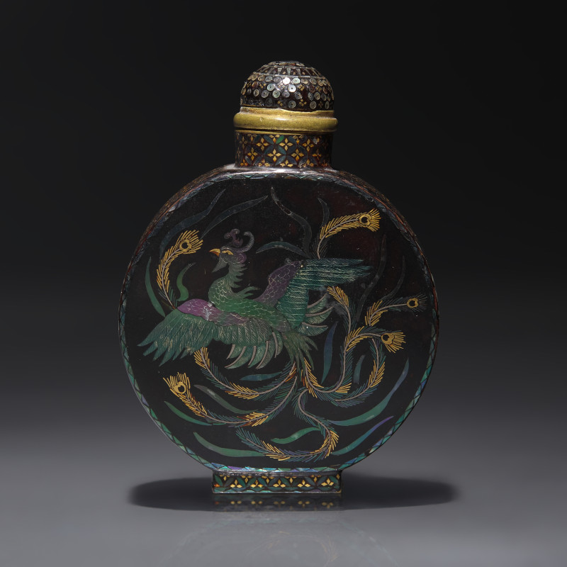 1854-1920年 日本黑漆嵌螺鈿鳳紋鼻煙壺 | A Lac-Burgaute "Phoenix" Snuff Bottle, Circa 1854-1920 - 图1