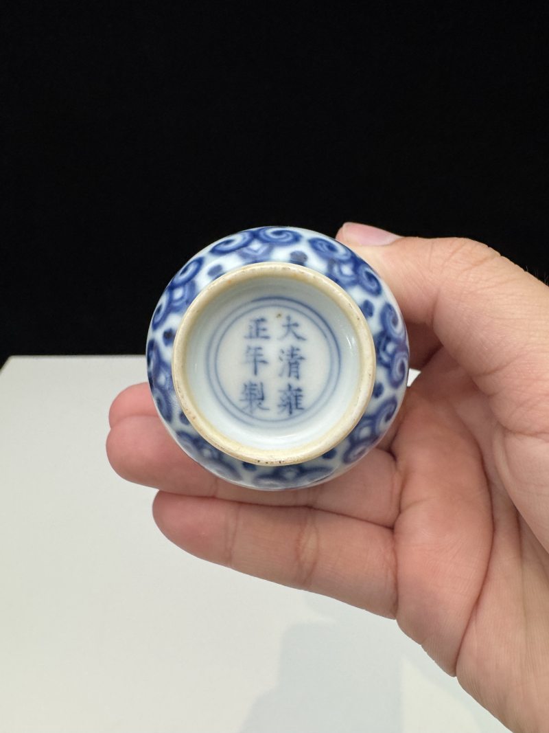 清雍正 青花如意莲瓣纹直颈小瓶 - 图12