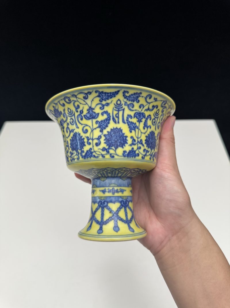清乾隆 黄地青花缠枝莲梵文高足杯 - 图7