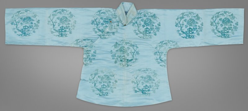 中國 清十九世紀 淺藍漳絨花蝶紋常服袍  CHINA, 19TH CENTURY