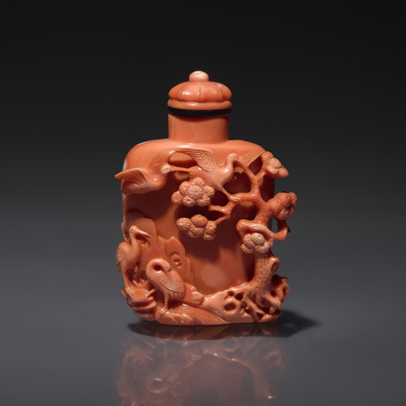清光緒 珊瑚雕松鶴圖鼻煙壺 | A Finely-Carved Coral Snuff Bottle, Guangxu Period - 图1