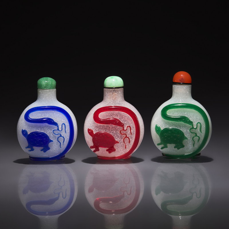 清中晚期 雪霏地套料鼻煙壺三支 | Three Chinese Overlay Glass "Xuanwu" Snuff Bottles, Qing Dynasty, 18th/19th Century - 图1