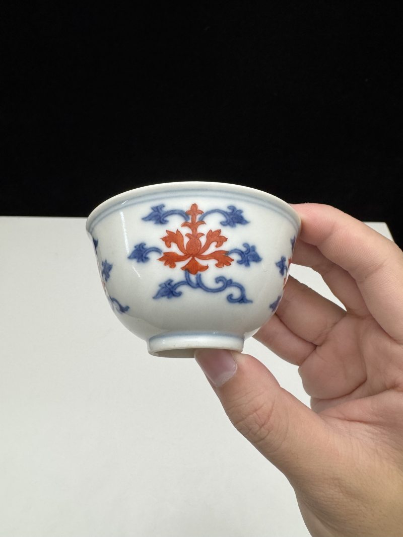 清道光 仿成化青花矾红折枝莲纹杯 - 图6