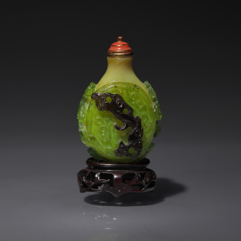 清中期 淡黃地套綠黑料螭龍紋鼻煙壺 | A Chinese Double-Overlay Glass Snuff Bottle, Qing Dynasty, Late 18th/Early 19th Century - 图1